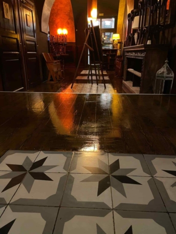 Renovace drevene podlahy restaurace praha