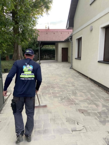 Čištění zámkové dlažby Praha a okolí