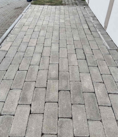 Čištění zámkové dlažby Praha a okolí